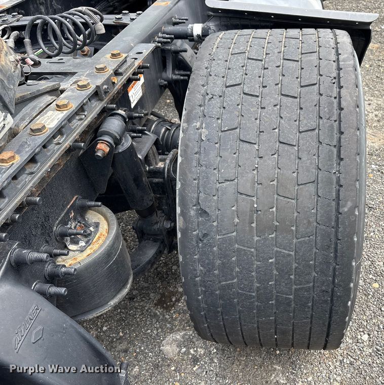 image for item YA0656 2020 Freightliner Cascadia semi truck