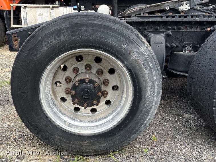 image for item YA0656 2020 Freightliner Cascadia semi truck