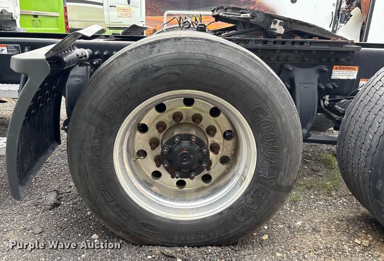 image for item YA0656 2020 Freightliner Cascadia semi truck