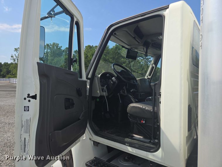 image for item YA0658 2017 International 4300 box truck