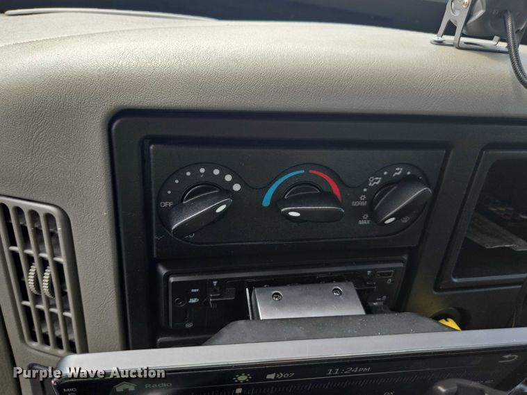 image for item YA0658 2017 International 4300 box truck