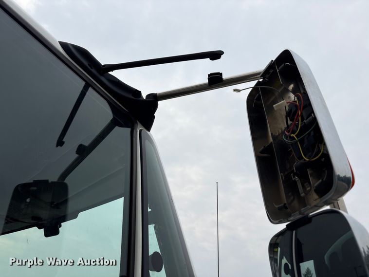 image for item YA0688 2018 International 4300 box truck