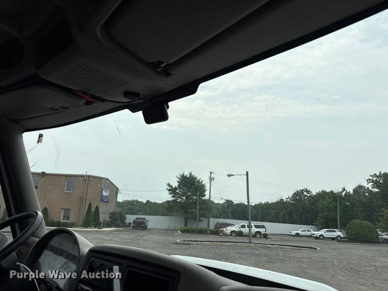 image for item YA0688 2018 International 4300 box truck