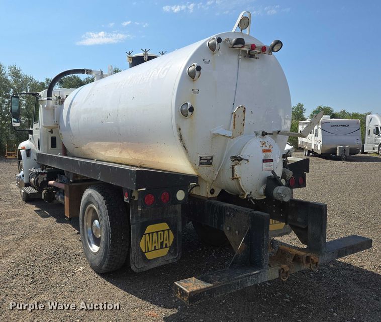 image for item YA0697 2007 International 4400 vacuum truck