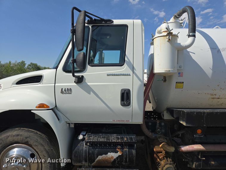 image for item YA0697 2007 International 4400 vacuum truck