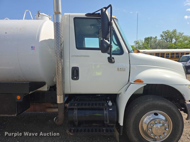 image for item YA0697 2007 International 4400 vacuum truck