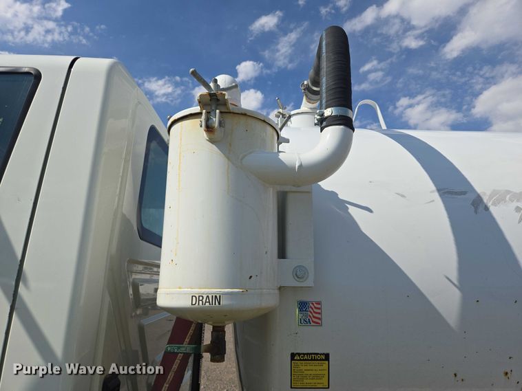 image for item YA0697 2007 International 4400 vacuum truck