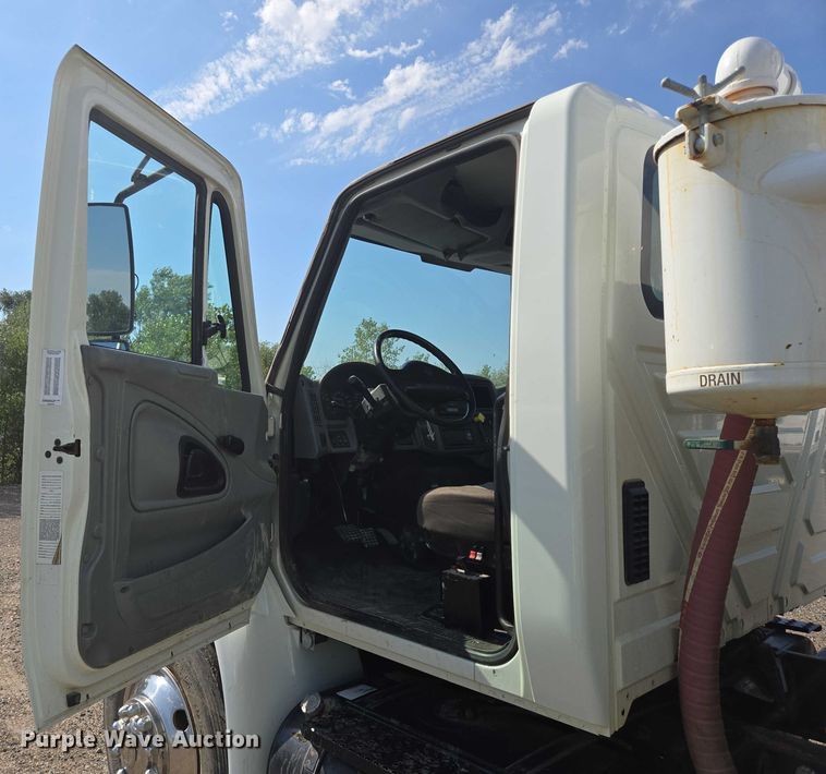 image for item YA0697 2007 International 4400 vacuum truck