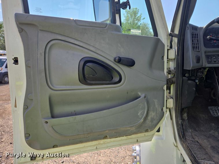 image for item YA0697 2007 International 4400 vacuum truck