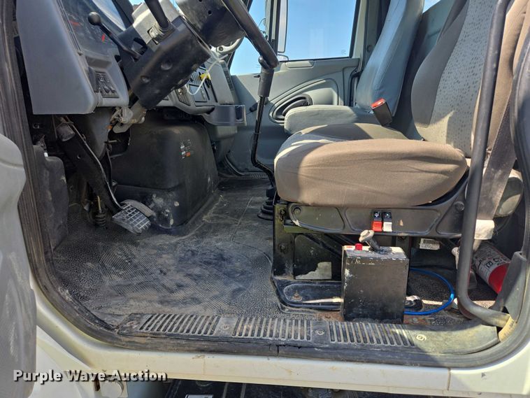 image for item YA0697 2007 International 4400 vacuum truck