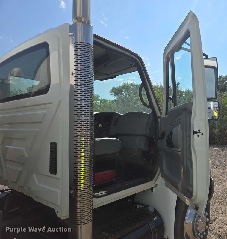 image for item YA0697 2007 International 4400 vacuum truck