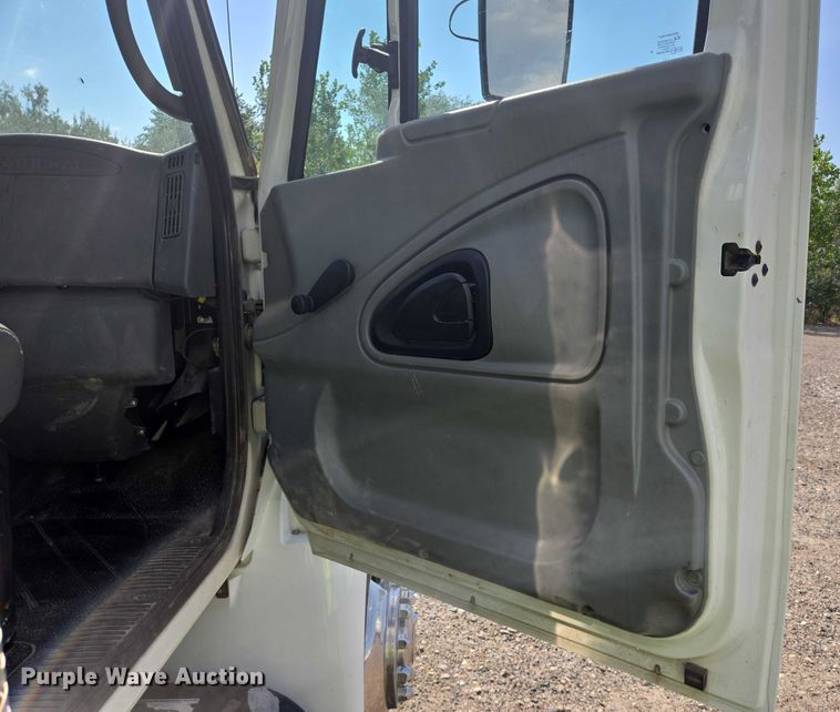 image for item YA0697 2007 International 4400 vacuum truck