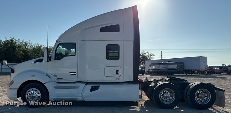 image for item YA0752 2018 Kenworth T680 semi truck