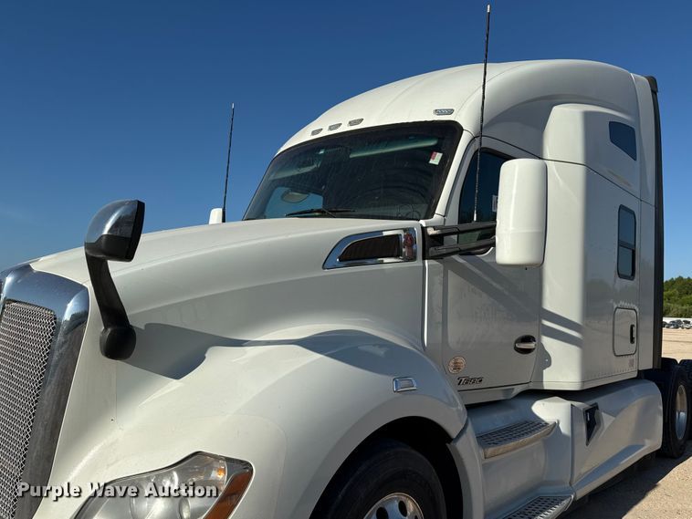 image for item YA0752 2018 Kenworth T680 semi truck