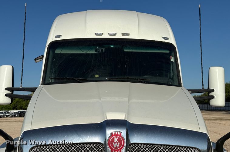 image for item YA0752 2018 Kenworth T680 semi truck