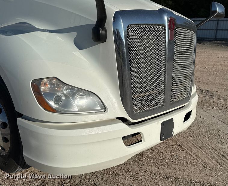 image for item YA0752 2018 Kenworth T680 semi truck