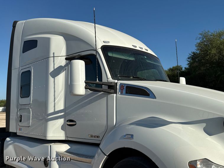 image for item YA0752 2018 Kenworth T680 semi truck