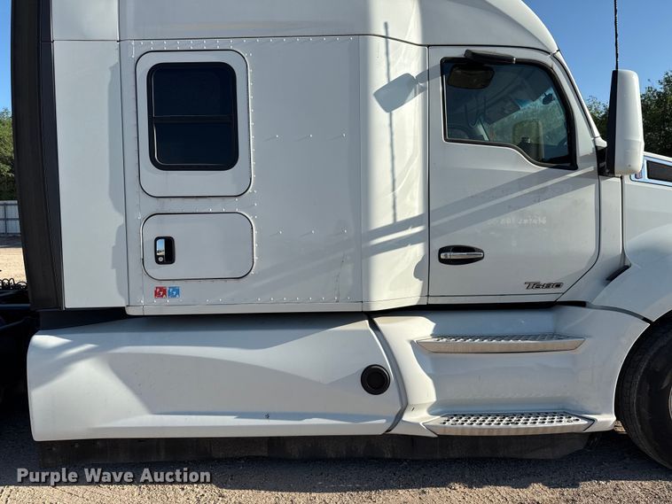image for item YA0752 2018 Kenworth T680 semi truck