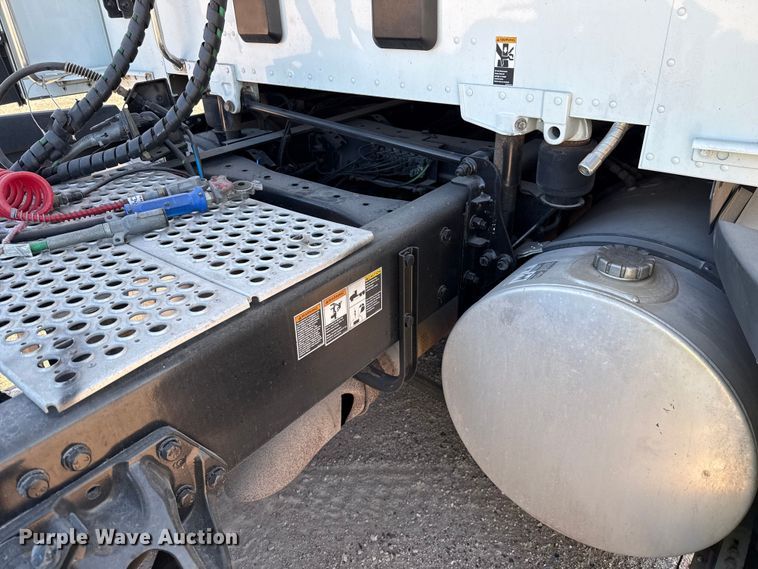 image for item YA0752 2018 Kenworth T680 semi truck