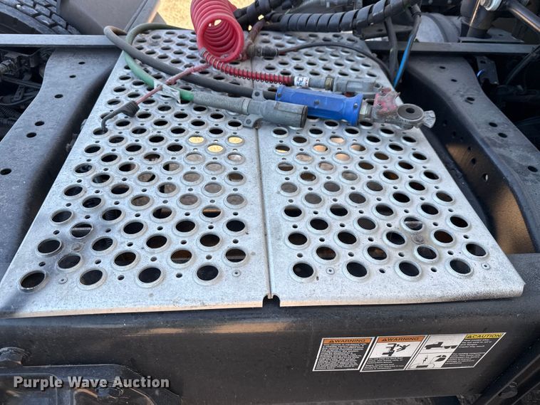 image for item YA0752 2018 Kenworth T680 semi truck