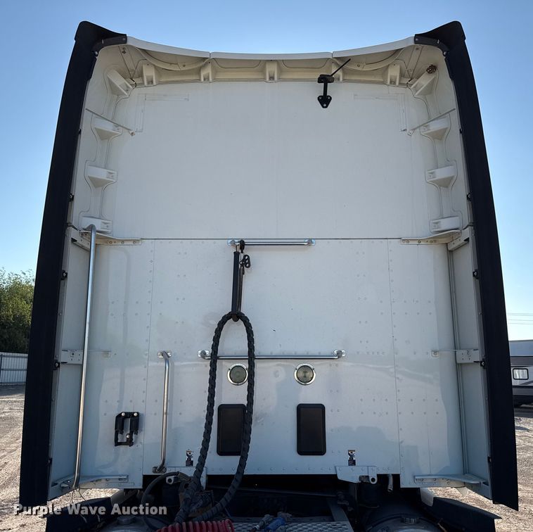 image for item YA0752 2018 Kenworth T680 semi truck