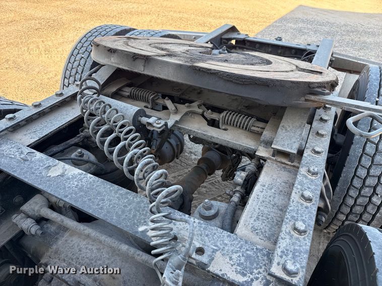 image for item YA0752 2018 Kenworth T680 semi truck