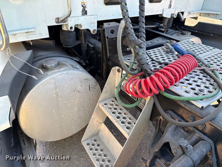 image for item YA0752 2018 Kenworth T680 semi truck