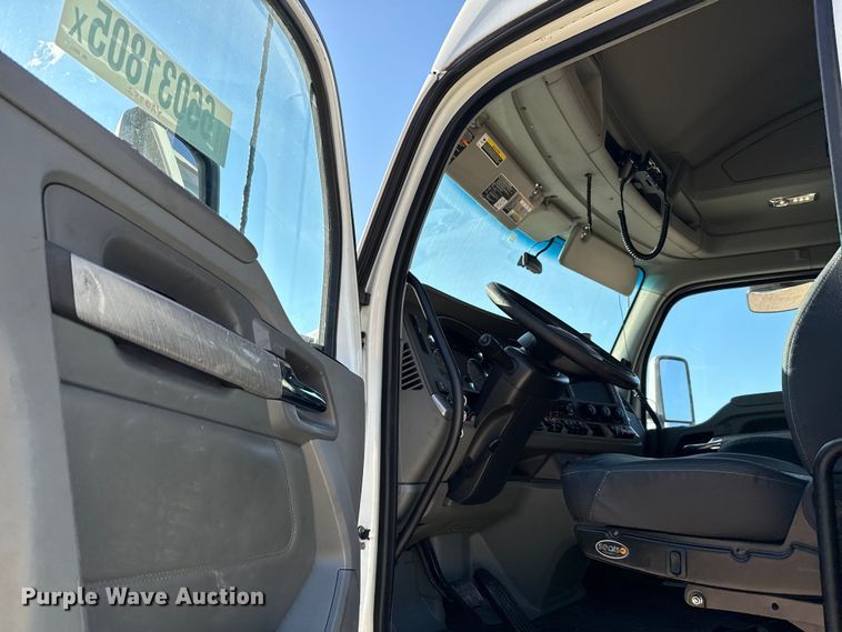 image for item YA0752 2018 Kenworth T680 semi truck