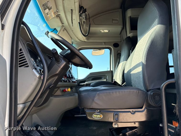 image for item YA0752 2018 Kenworth T680 semi truck