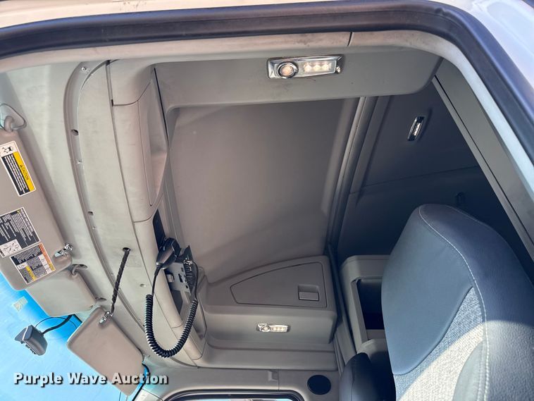 image for item YA0752 2018 Kenworth T680 semi truck