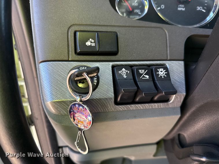 image for item YA0752 2018 Kenworth T680 semi truck