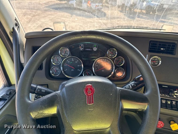 image for item YA0752 2018 Kenworth T680 semi truck