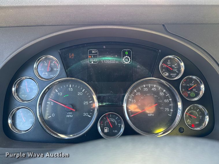 image for item YA0752 2018 Kenworth T680 semi truck