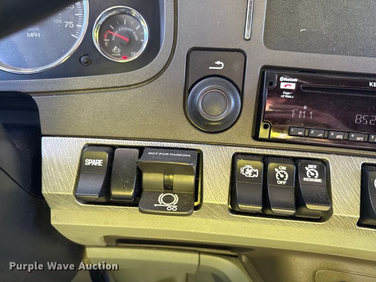 image for item YA0752 2018 Kenworth T680 semi truck