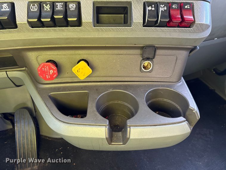 image for item YA0752 2018 Kenworth T680 semi truck