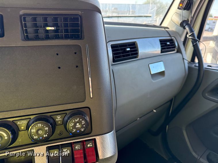 image for item YA0752 2018 Kenworth T680 semi truck