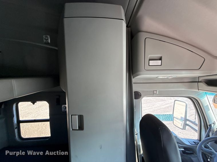 image for item YA0752 2018 Kenworth T680 semi truck