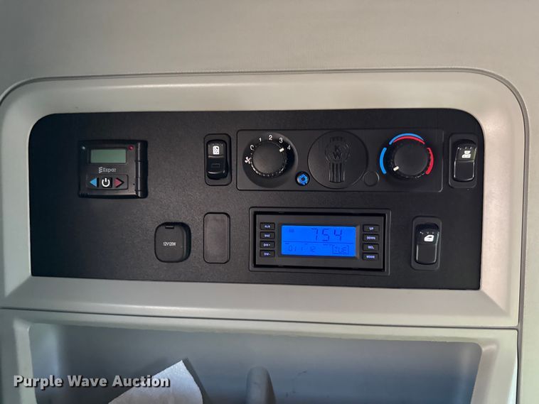 image for item YA0752 2018 Kenworth T680 semi truck