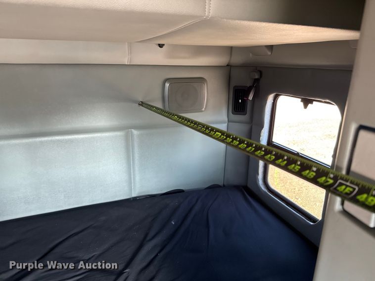 image for item YA0752 2018 Kenworth T680 semi truck