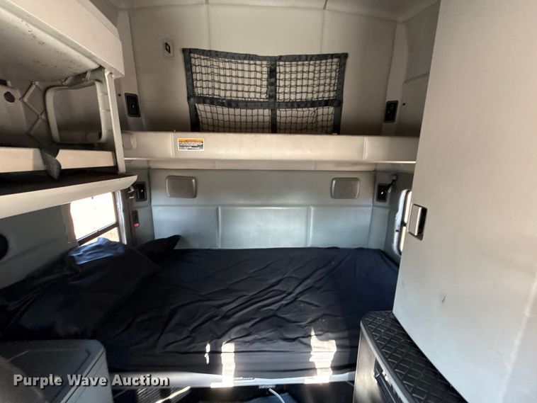 image for item YA0752 2018 Kenworth T680 semi truck