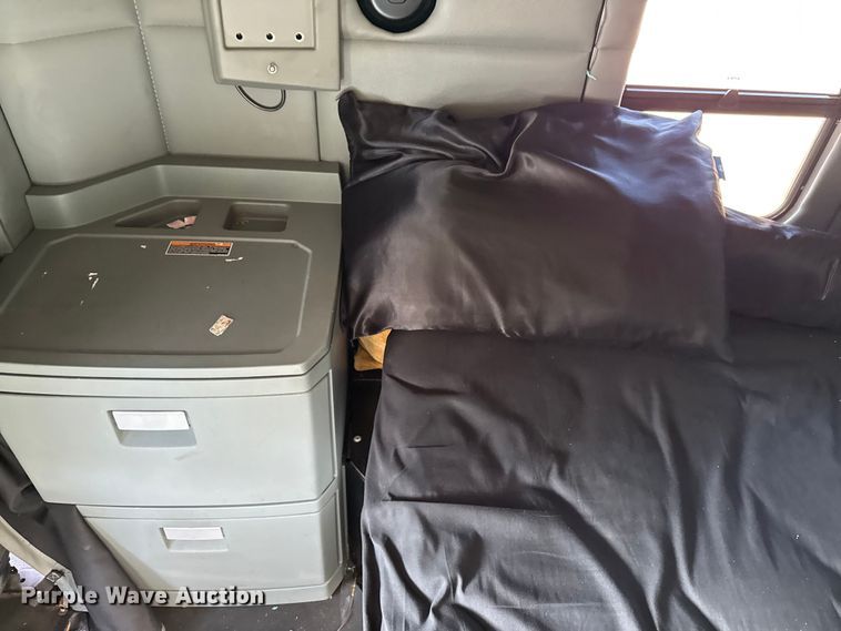 image for item YA0752 2018 Kenworth T680 semi truck