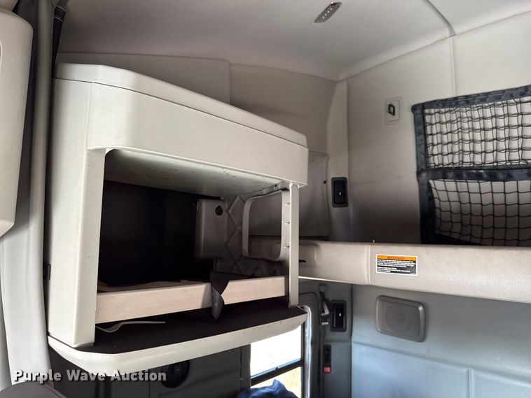 image for item YA0752 2018 Kenworth T680 semi truck