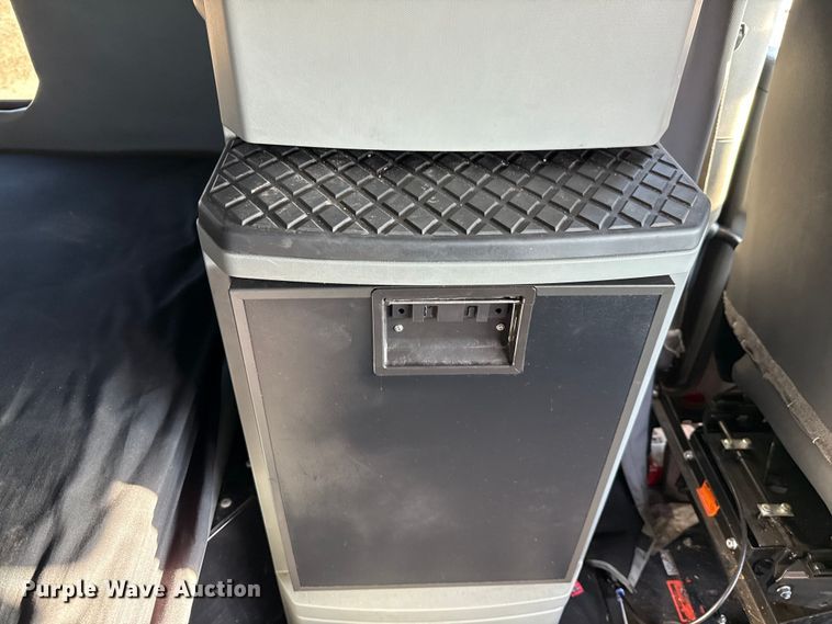 image for item YA0752 2018 Kenworth T680 semi truck