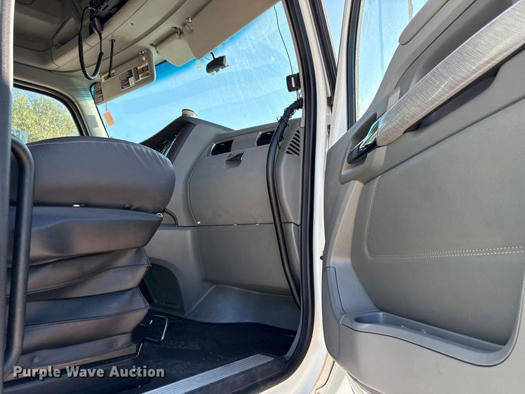 image for item YA0752 2018 Kenworth T680 semi truck