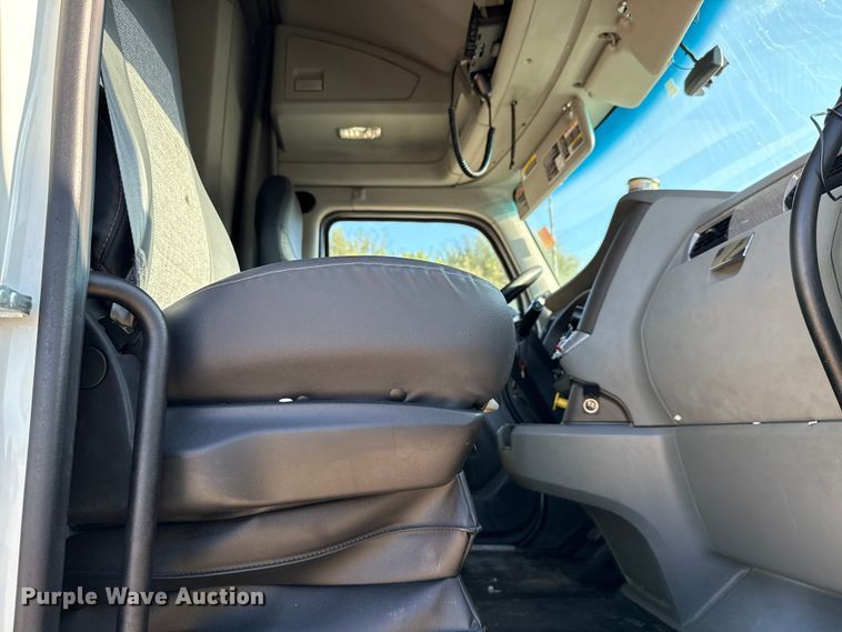 image for item YA0752 2018 Kenworth T680 semi truck