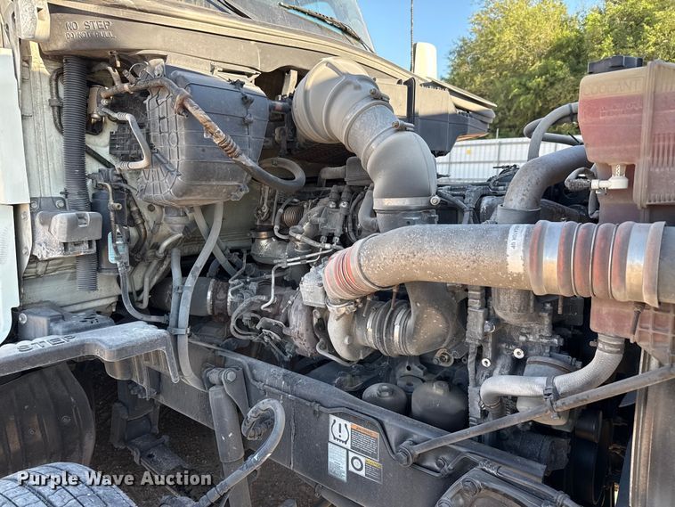 image for item YA0752 2018 Kenworth T680 semi truck