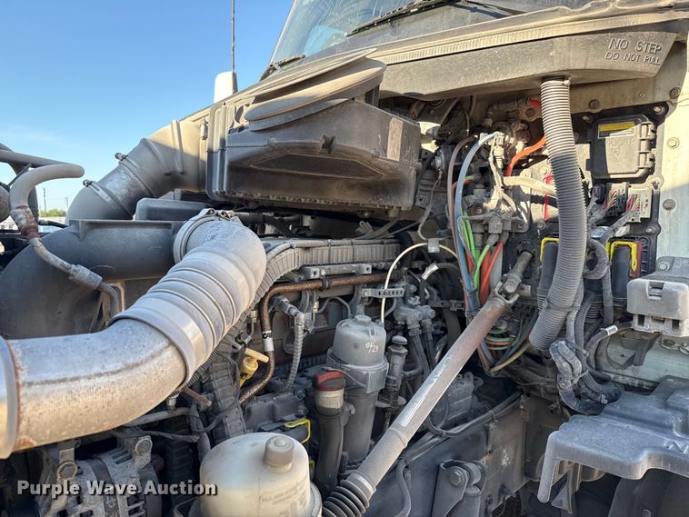 image for item YA0752 2018 Kenworth T680 semi truck