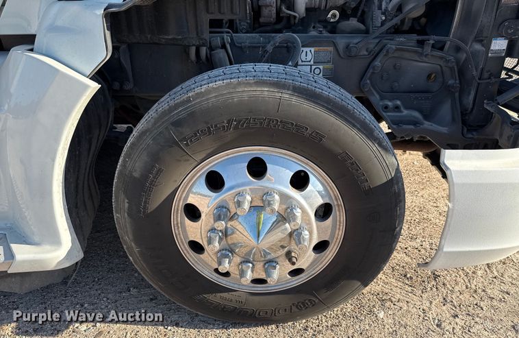 image for item YA0752 2018 Kenworth T680 semi truck