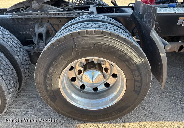 image for item YA0752 2018 Kenworth T680 semi truck