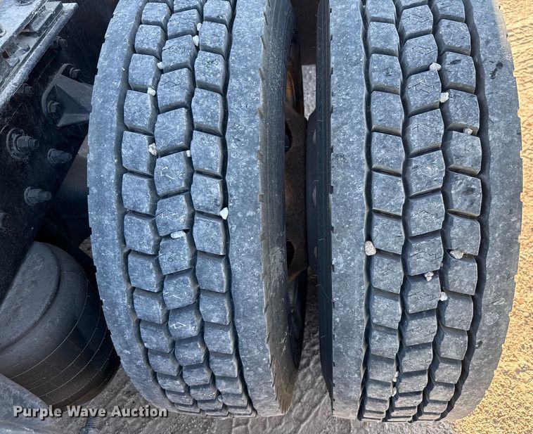 image for item YA0752 2018 Kenworth T680 semi truck